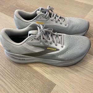 Brooks Men's Adrenaline GTA 24 Gray Running Shoes (Minimal Use)